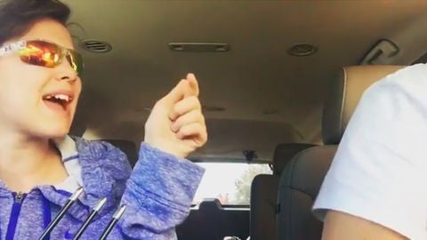 As&iacute; canta su pedido en Starbucks la actriz Millie Bobby Brown