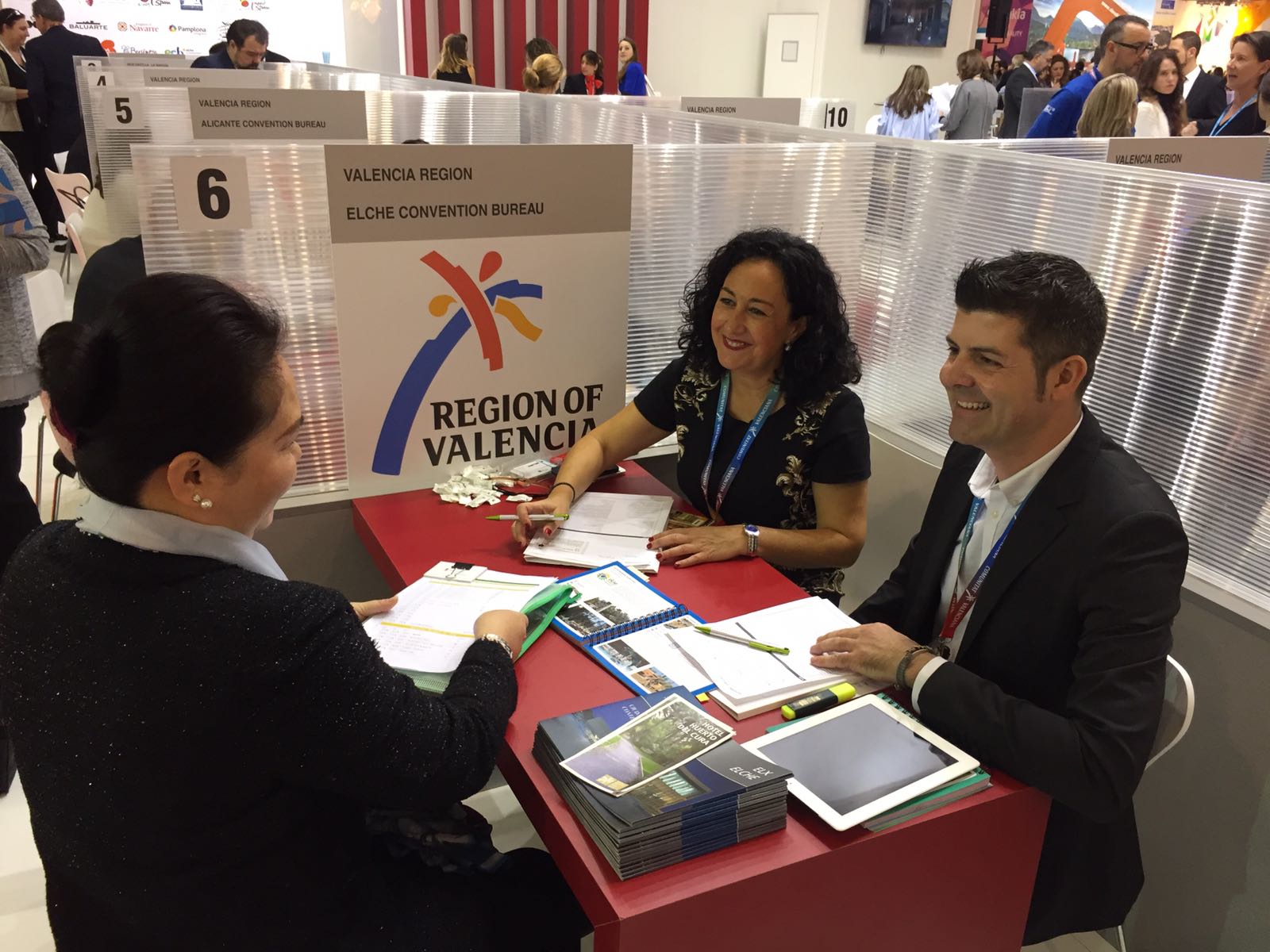Visitelche y AETE captan turistas en la feria de Barcelona Visitelche y AETE captan turistas en la feria de Barcelona