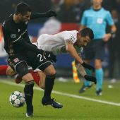 Vitolo lucha por el balón con Gonalons.