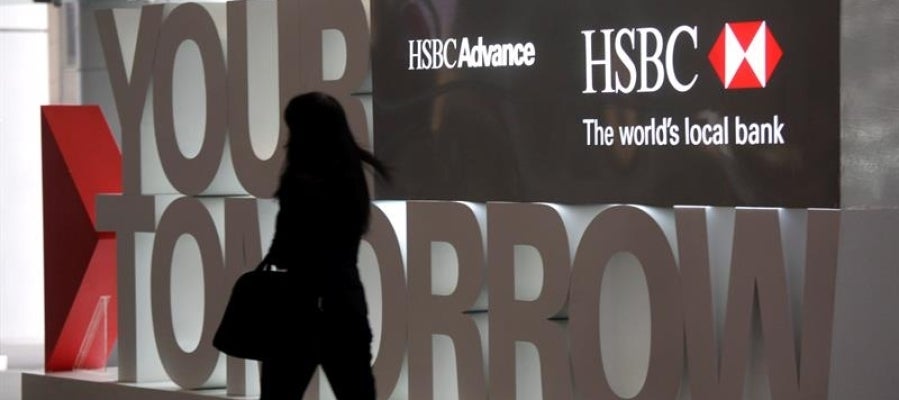 Una mujer se dirige a la sede de HSBC en Hong Kong, China Una mujer se dirige a la sede de HSBC en Hong Kong, China
