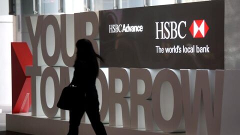 Una mujer se dirige a la sede de HSBC en Hong Kong, China