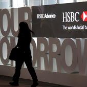 Una mujer se dirige a la sede de HSBC en Hong Kong, China