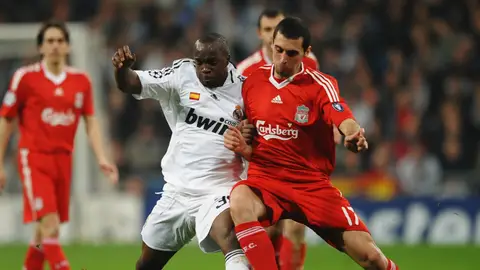 Arbeloa disputando con Lass Diarra un balón Arbeloa disputando con Lass Diarra un balón