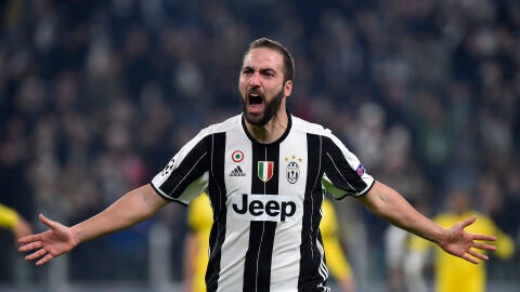 Higua&iacute;n celebrando su gol con la Juventus