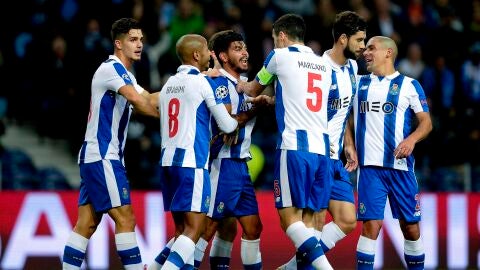 Jesus Corona de Porto celebra un gol con el equipo