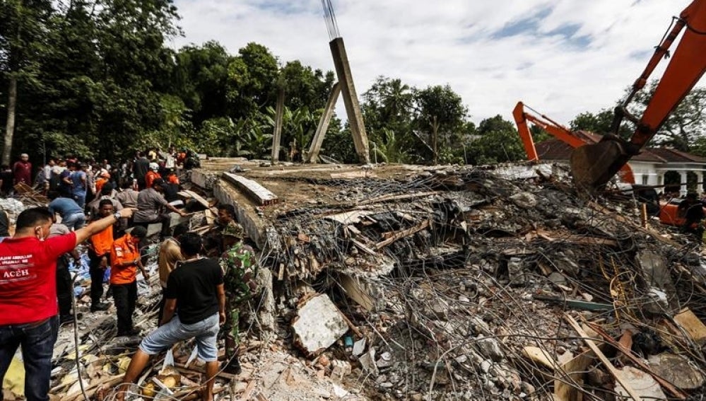 Los servicios de rescate en las labores de búsqueda de víctimas tras el terremoto de Indonesia