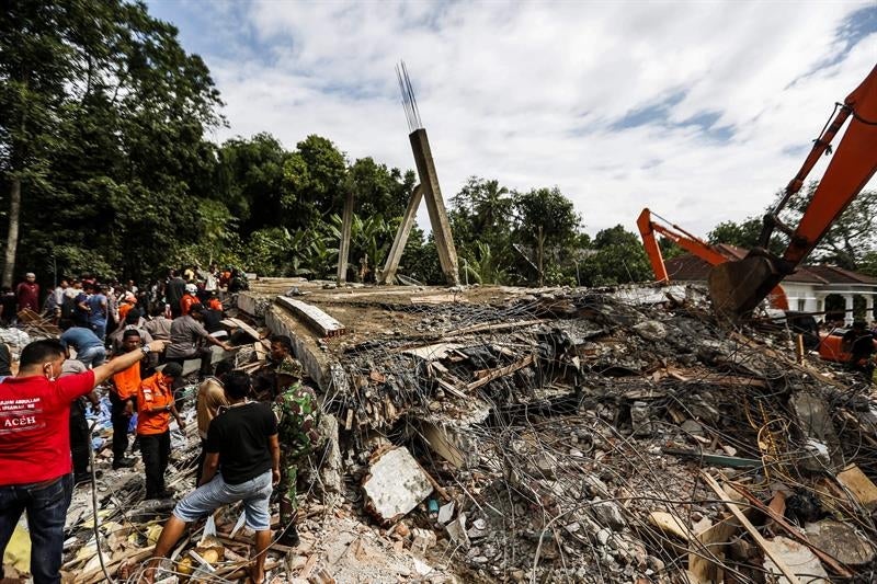 Al menos 92 muertos por el seísmo de magnitud 6,5 en Indonesia Al menos 92 muertos por el seísmo de magnitud 6,5 en Indonesia