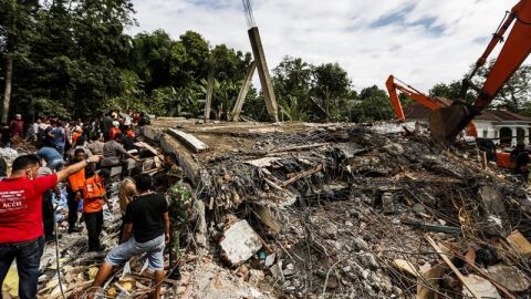 Los servicios de rescate en las labores de b&uacute;squeda de v&iacute;ctimas tras el terremoto de Indonesia