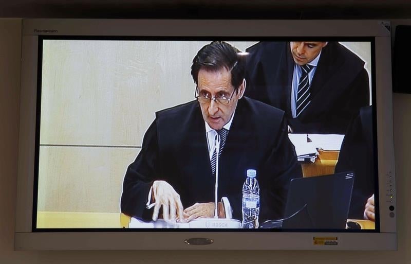 El FROB y Bankia se disputan ser beneficiarios en exclusiva de las 'tarjetas black' El FROB y Bankia se disputan ser beneficiarios en exclusiva de las 'tarjetas black'