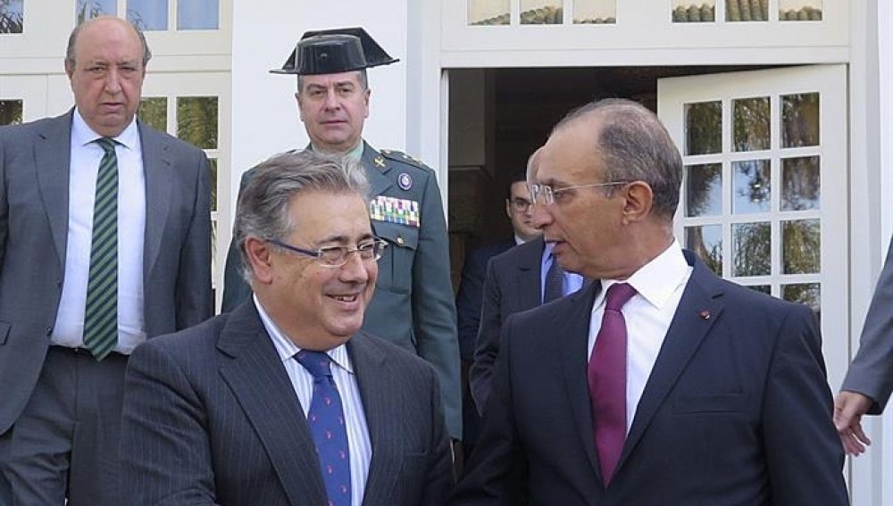 El ministro de Interior español, Juan Ignacio Zoido (i), saluda a su homólogo marroquí, Mohamed Hassad (d)