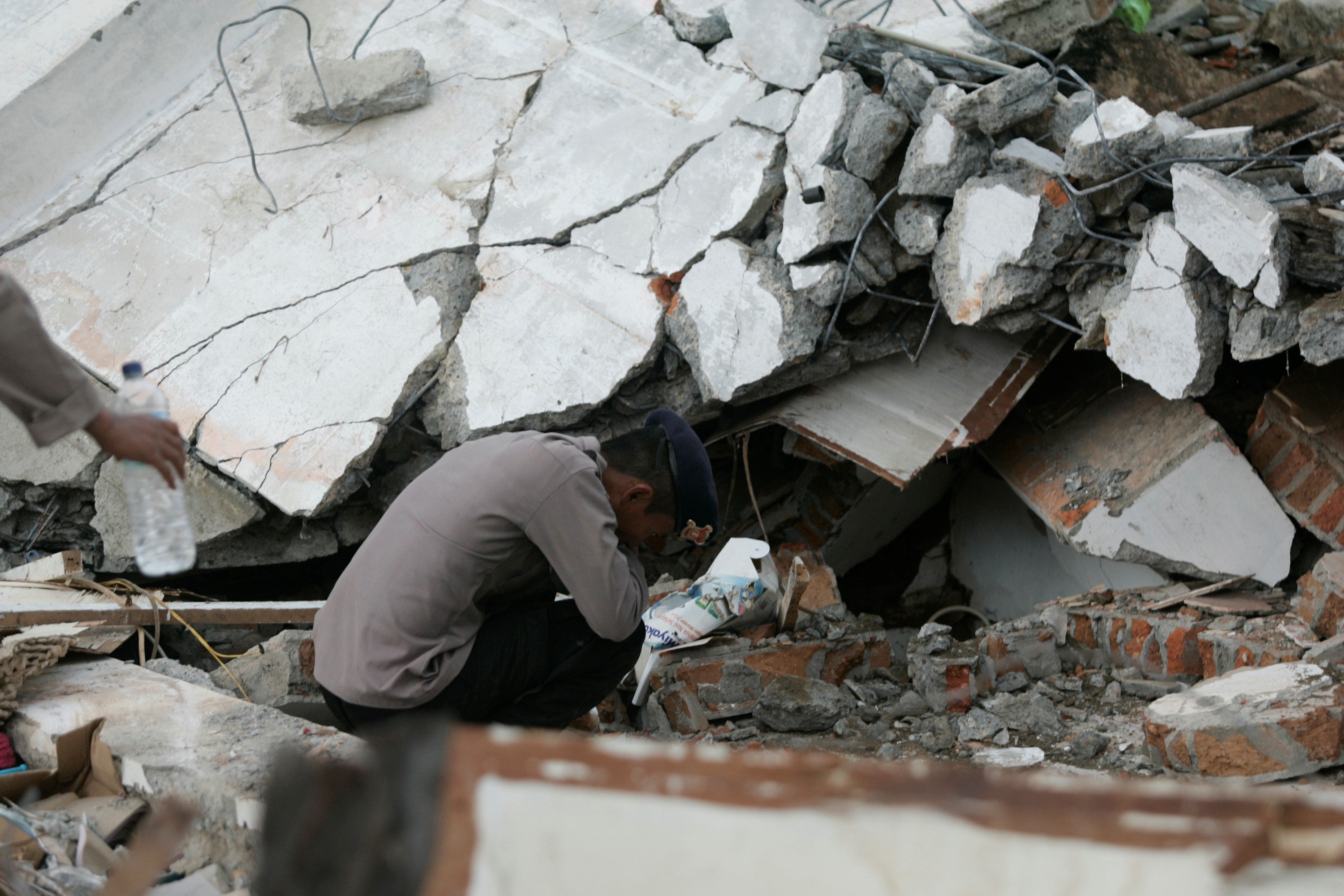 Los muertos por el terremoto en Indonesia superan el centenar mientras sigue la búsqueda de supervivientes Los muertos por el terremoto en Indonesia superan el centenar mientras sigue la búsqueda de supervivientes