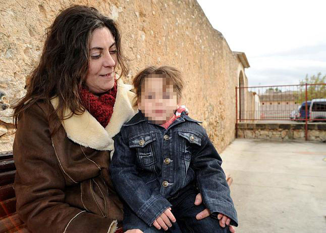 La madre de Nadia queda en libertad tras prestar declaración y se reúne con su hija La madre de Nadia queda en libertad tras prestar declaración y se reúne con su hija