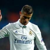 Cristiano Ronaldo niega con el dedo durante el partido contra el Dortmund