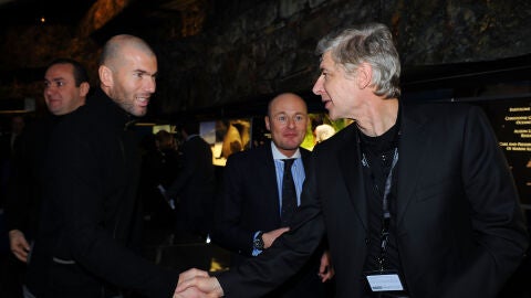 Zidane y Wenger se saludan en un evento
