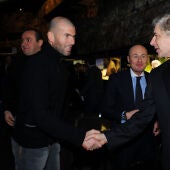 Zidane y Wenger se saludan en un evento