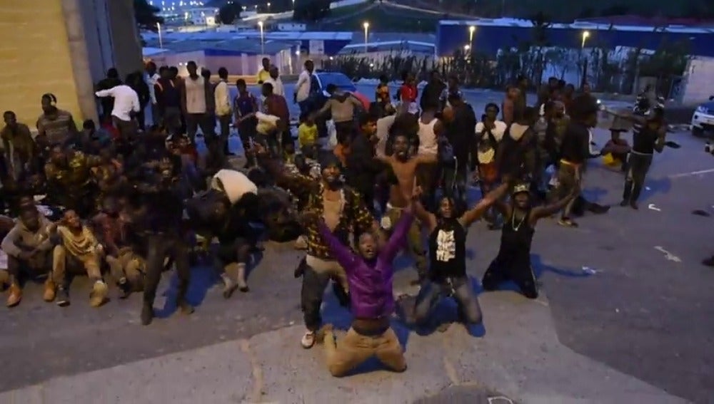 Frame 10.717807 de: Al menos 400 inmigrantes logran entrar en Ceuta tras un asalto masivo a la valla fronteriza