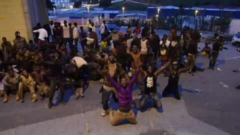 Frame 10.717807 de: Al menos 400 inmigrantes logran entrar en Ceuta tras un asalto masivo a la valla fronteriza