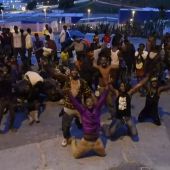Frame 10.717807 de: Al menos 400 inmigrantes logran entrar en Ceuta tras un asalto masivo a la valla fronteriza