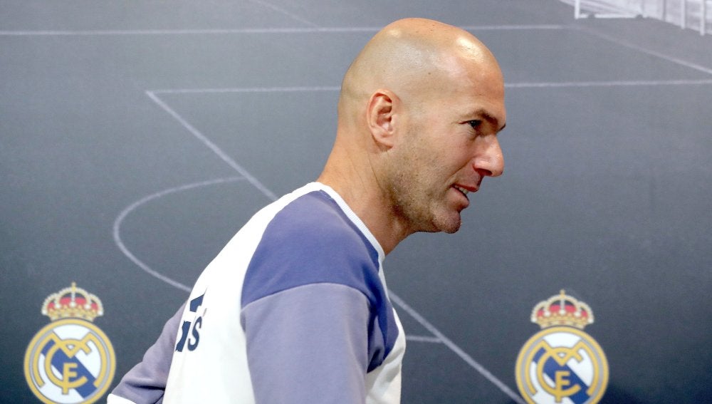 Zinedine Zidane sale de la sala de prensa