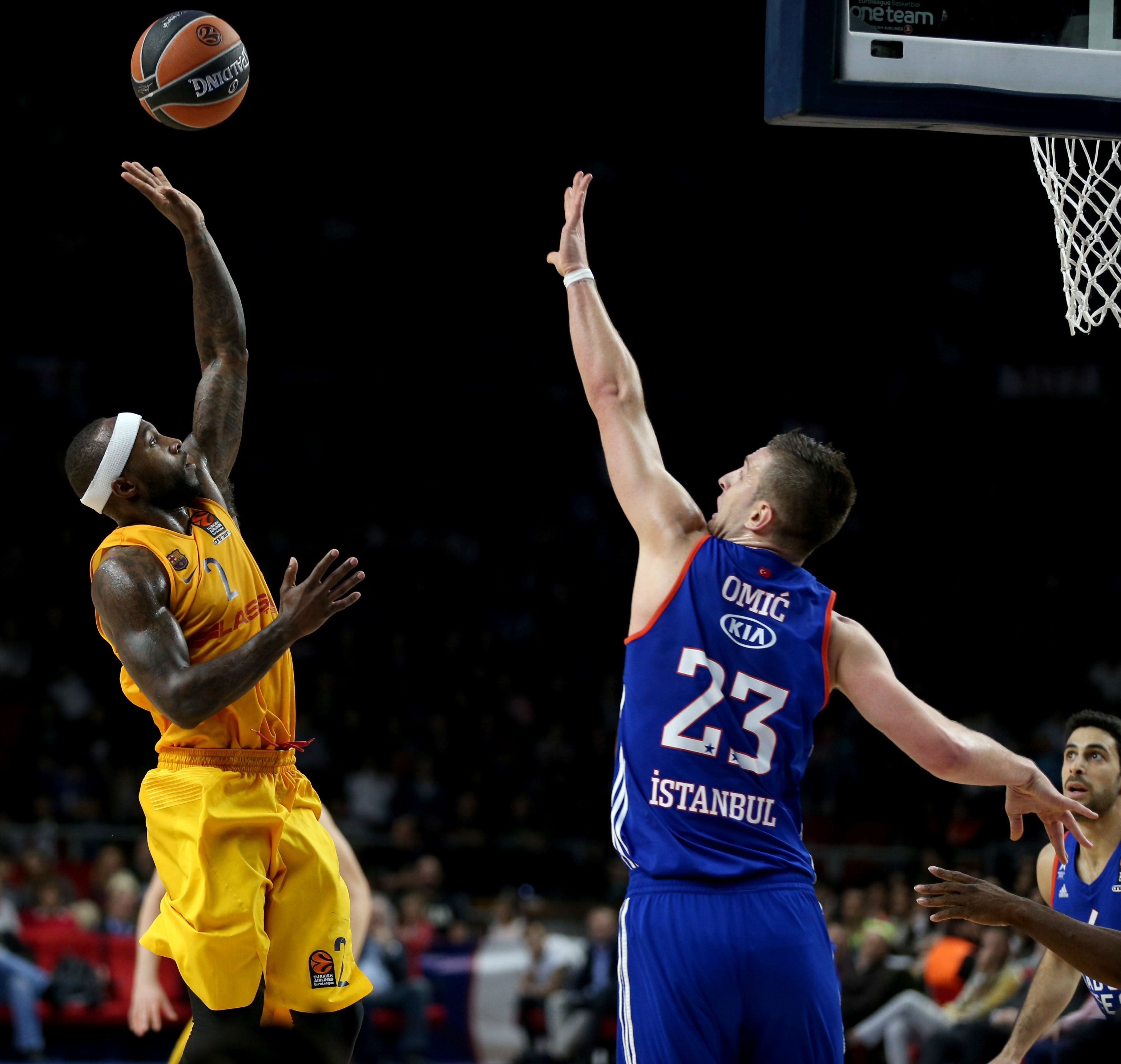 El Anadolu Efes no da opción al Barça y le mete en un problema El Anadolu Efes no da opción al Barça y le mete en un problema