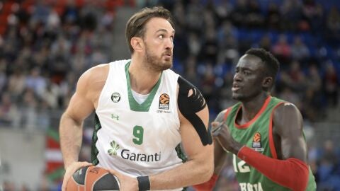 Semih Erden defendiendo un bal&oacute;n