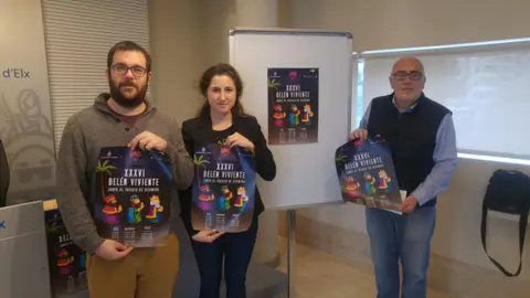 Representantes de Pobladores Elche con el concejal de Fiestas. Belén Viviente