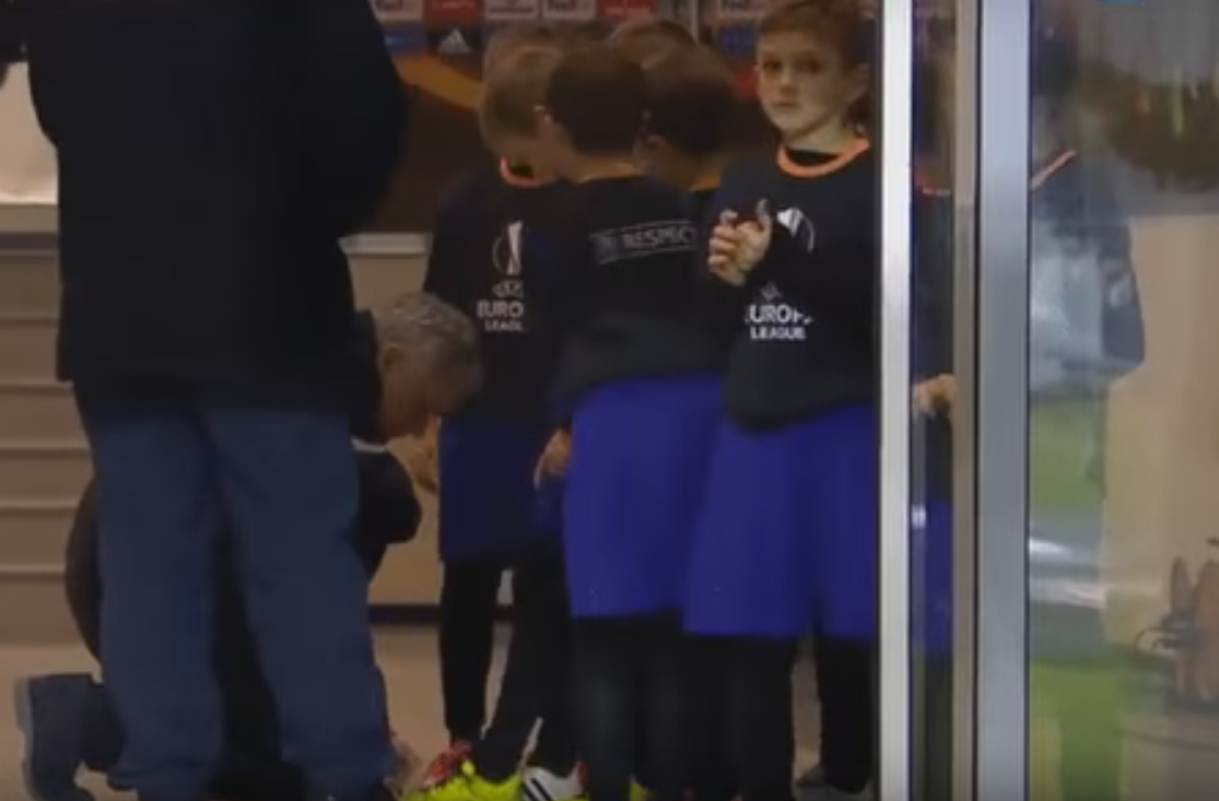 Mourinho muestra su lado más amable firmando las botas de unos niños antes del partido de la Europa League Mourinho muestra su lado más amable firmando las botas de unos niños antes del partido de la Europa League