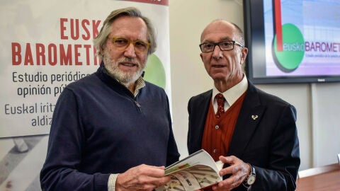 El director del Euskobar&oacute;metro, Francisco Llera, junto al vicerrector en funciones del Campus de Vizcaya de la Universidad del Pa&iacute;s Vasco, Carmelo Garitaonandia