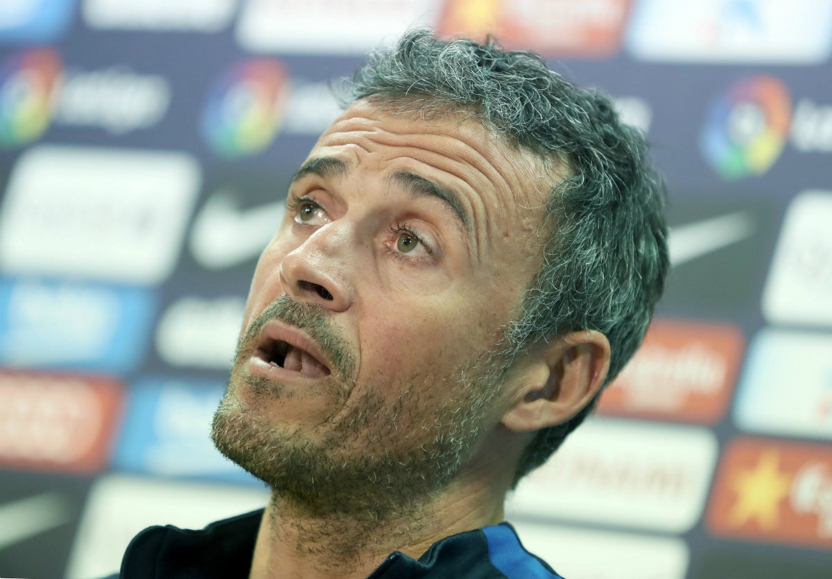 Luis Enrique: "Lo fácil es quejarse de los árbitros y llorar" Luis Enrique: "Lo fácil es quejarse de los árbitros y llorar"
