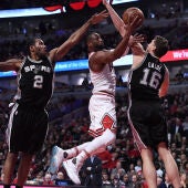 Dwyane Wade entra a canasta ante la defensa de Leonard y Pau Gasol