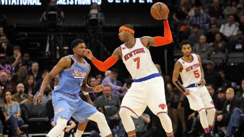 Carmelo Anthony aguanta el bal&oacute;n ante la defensa de Rudy Gay