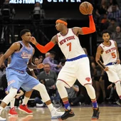 Carmelo Anthony aguanta el balón ante la defensa de Rudy Gay Carmelo Anthony aguanta el balón ante la defensa de Rudy Gay