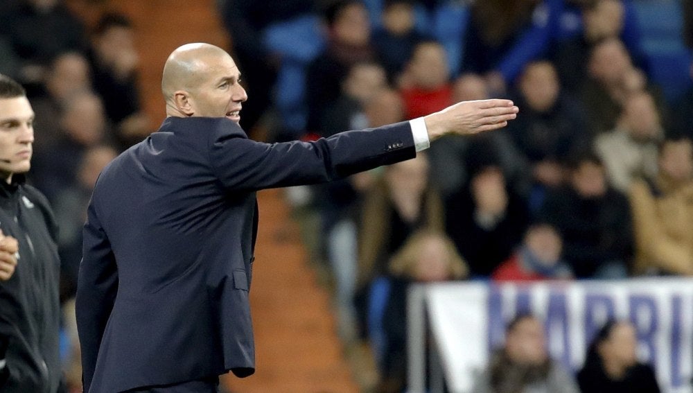 Zidane ordenando en el partido frente al Deportivo