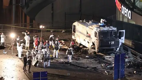 Imagen de las autoridades tras el atentado cerca del estadio del Besiktas Imagen de las autoridades tras el atentado cerca del estadio del Besiktas
