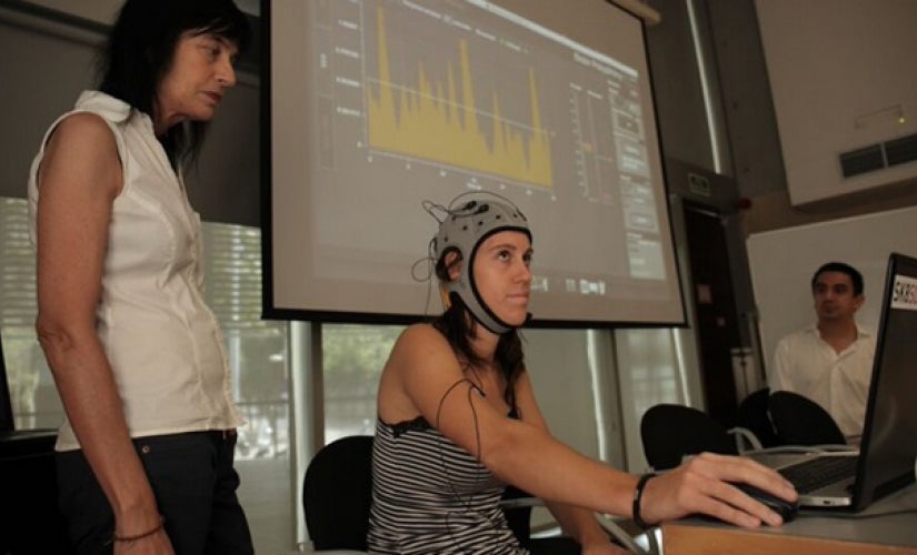 Dos personas con parálisis cerebral dan un concierto en Barcelona gracias a un casco que traduce las emociones en música Dos personas con parálisis cerebral dan un concierto en Barcelona gracias a un casco que traduce las emociones en música