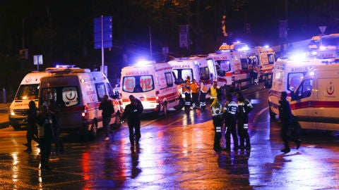 Ambulancias en la zona de la explosi&oacute;n en Estambul