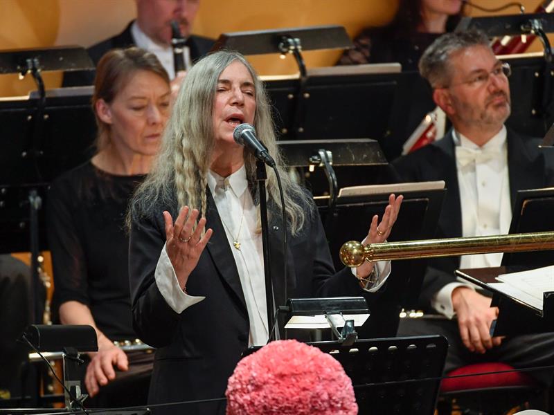 Patti Smith se equivoca al interpretar una canción de Bob Dylan en la entrega de los Nobel Patti Smith se equivoca al interpretar una canción de Bob Dylan en la entrega de los Nobel