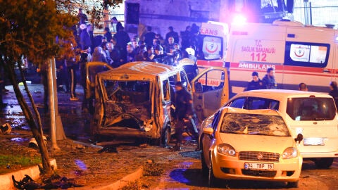 Imagen de la explosi&oacute;n a las afueras del estadio del Besiktas