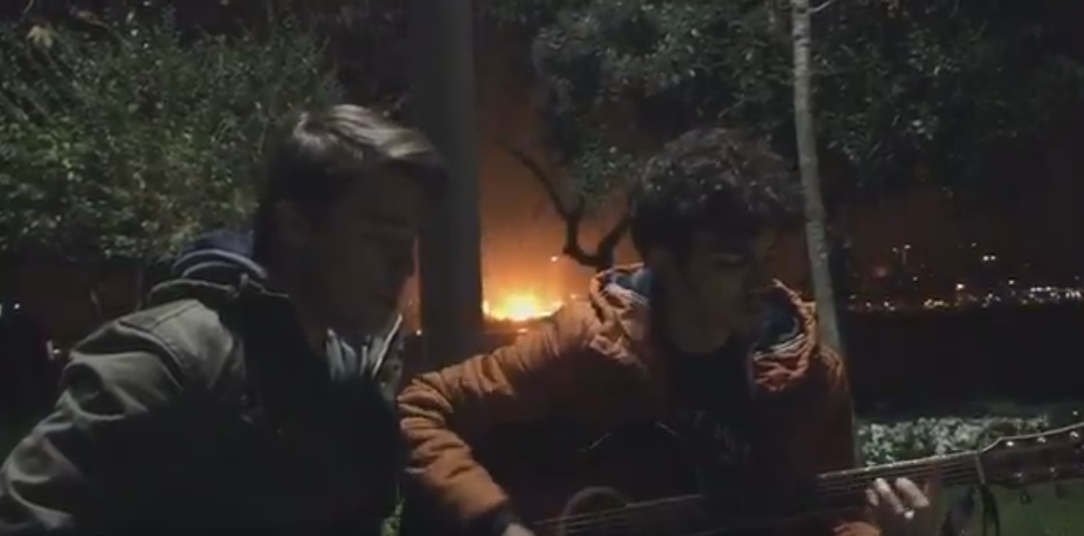 Así vivieron tres chicos que estaban cantando la explosión del coche bomba de las afueras del estadio del Besiktas Así vivieron tres chicos que estaban cantando la explosión del coche bomba de las afueras del estadio del Besiktas