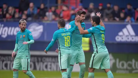 Los jugadores del Barcelona celebran el gol de Suárez ante Osasuna Los jugadores del Barcelona celebran el gol de Suárez ante Osasuna