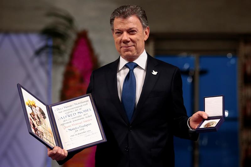 Santos recibe el premio Nobel de la Paz por firmar la paz con las FARC Santos recibe el premio Nobel de la Paz por firmar la paz con las FARC