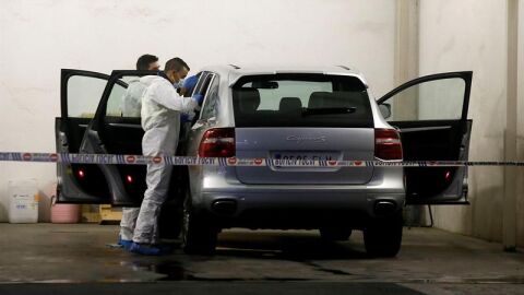 La polic&iacute;a cient&iacute;fica registra el veh&iacute;culo de la viuda del expresidente de la CAM