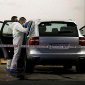 La policía científica registra el vehículo de la viuda del expresidente de la CAM