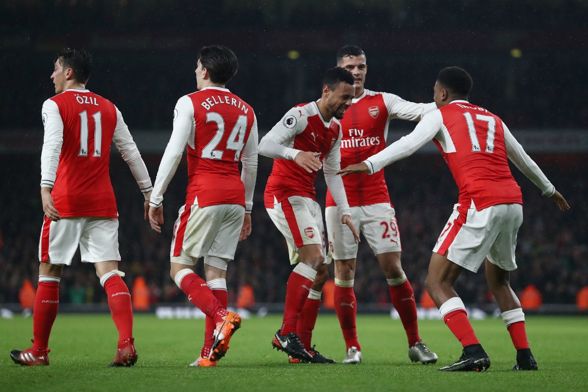 El Arsenal remonta al Stoke City y sigue en la lucha por el Premier con el Chelsea El Arsenal remonta al Stoke City y sigue en la lucha por el Premier con el Chelsea