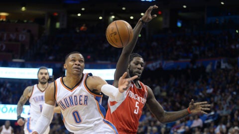 Westbrook intenta retener el bal&oacute;n ante Montrezl Harrell