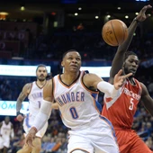 Westbrook intenta retener el balón ante Montrezl Harrell Westbrook intenta retener el balón ante Montrezl Harrell
