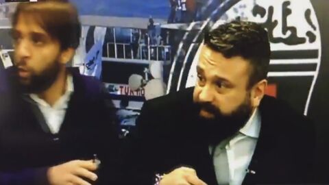 Los presentadores de la televisi&oacute;n del Besiktas, escuchando la explosi&oacute;n