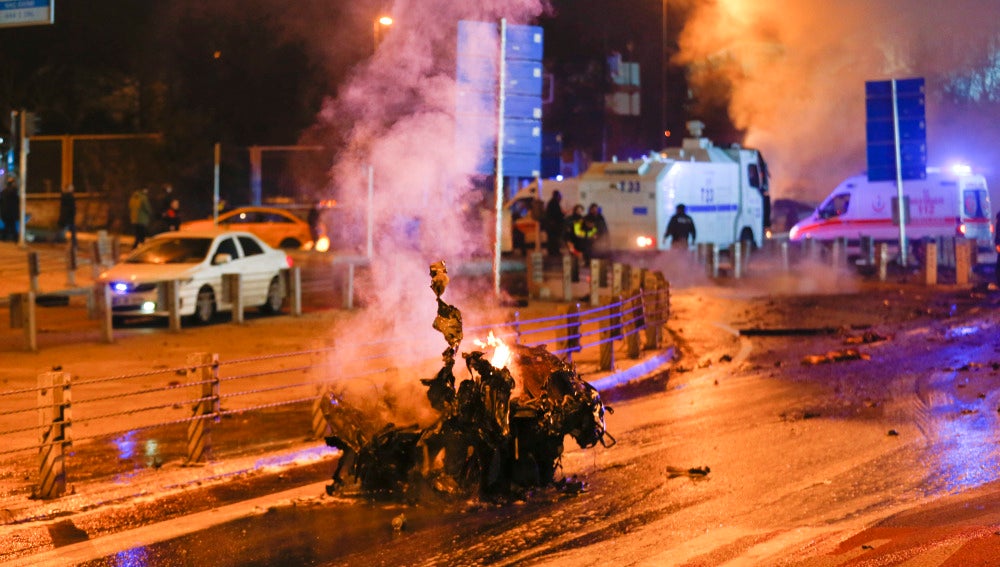 Imagen de la explosión en las afueras del Vodafone Arena, estadio del Besiktas