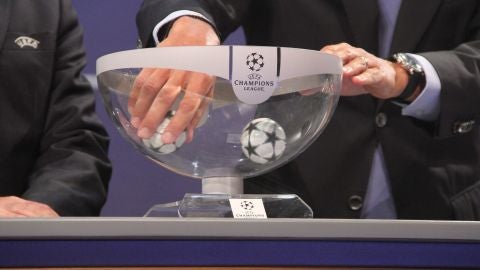 Una mano inocente, durante el sorteo de la Champions