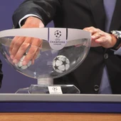 Una mano inocente, durante el sorteo de la Champions Una mano inocente, durante el sorteo de la Champions